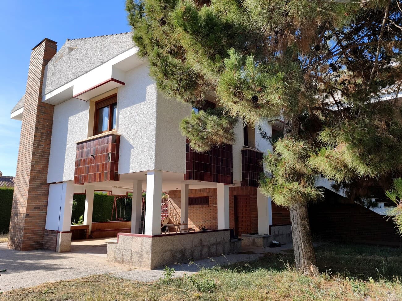 This impressive villa will not stand out in photographs, as it has not undergone any home staging. The property is presented in its natural state, preserving its authentic character, awaiting a discerning buyer capable of appreciating its true value.First option: developers.An exceptional opportunity for real estate professionals, given the growing demand in Santiago de la Ribera. The expansive 1,460 m² plot allows for the demolition of the existing villa and the construction of multiple modern homes.Second option: residential use.Alternatively, this detached villa offers the possibility of preserving its unique charm, transforming it into a family residence or even dividing it into two separate dwellings, with potential for luxury holiday rentals.Property details:- Built in 1989 by a professional builder using top-quality materials.- Prime plot: 1,460 m² with frontage on three streets and only one adjoining property.- Exclusive location: quiet residential area, 500m from the beaches of the Mar Menor and 300m from the town center.- Garden with fruit trees: orange, olive, apricot, fig, and almond trees.- Centuries-old pine trees that lend the surroundings a unique beauty.- 12 x 6 meter swimming pool, which requires renovation.-House with 600 m² built area (442 m² usable space) distributed over three levels.- The main living area is located on the first floor, with direct access via an external staircase.This area comprises:- A spacious living room of approximately 80 square meters, with double access to the expansive terrace that surrounds the property.- Four generously sized bedrooms, equipped with solid wood doors and built-in wardrobes.- High-quality windows and shutters made of wood, with double glazing, some of which are electrically operated.- Two full bathrooms, one of which features marble cladding.- A large kitchen with wooden cabinetry, with double access, connected to the laundry area and the secondary entrance for staff.- The attic, located on the second floor, has the same dimensions as the main living room. It stands out for its high ceiling, clad in fine wood, as well as its mosaic-inlaid floor, which matches that of the living room. There is the possibility of installing a bathroom on this level.- The terraces offer views of the garden, while the second floor boasts a sea view.- A staircase connects all floors and leads to the ground floor, where the garage, storage areas, a wine cellar equipped with a professional refrigerator camara, the technical room ( includes the boiler and water tank), and a bathroom are located.-On the ground floor, in addition to the driveway, there is a pedestrian exit to the covered terrace of the barbecue area, a space that traditionally brought the family together in the garden setting.- The ground floor of the property can be transformed into a completely independent dwelling.- There is the possibility of installing an external elevator connecting the three floors of the villa.We invite you to visit the villa to assess its current condition. This property will regain its charm in the hands of a construction and renovation specialist with a creative vision.The house, unoccupied for ten years, awaits a new owner to restore its former splendor.