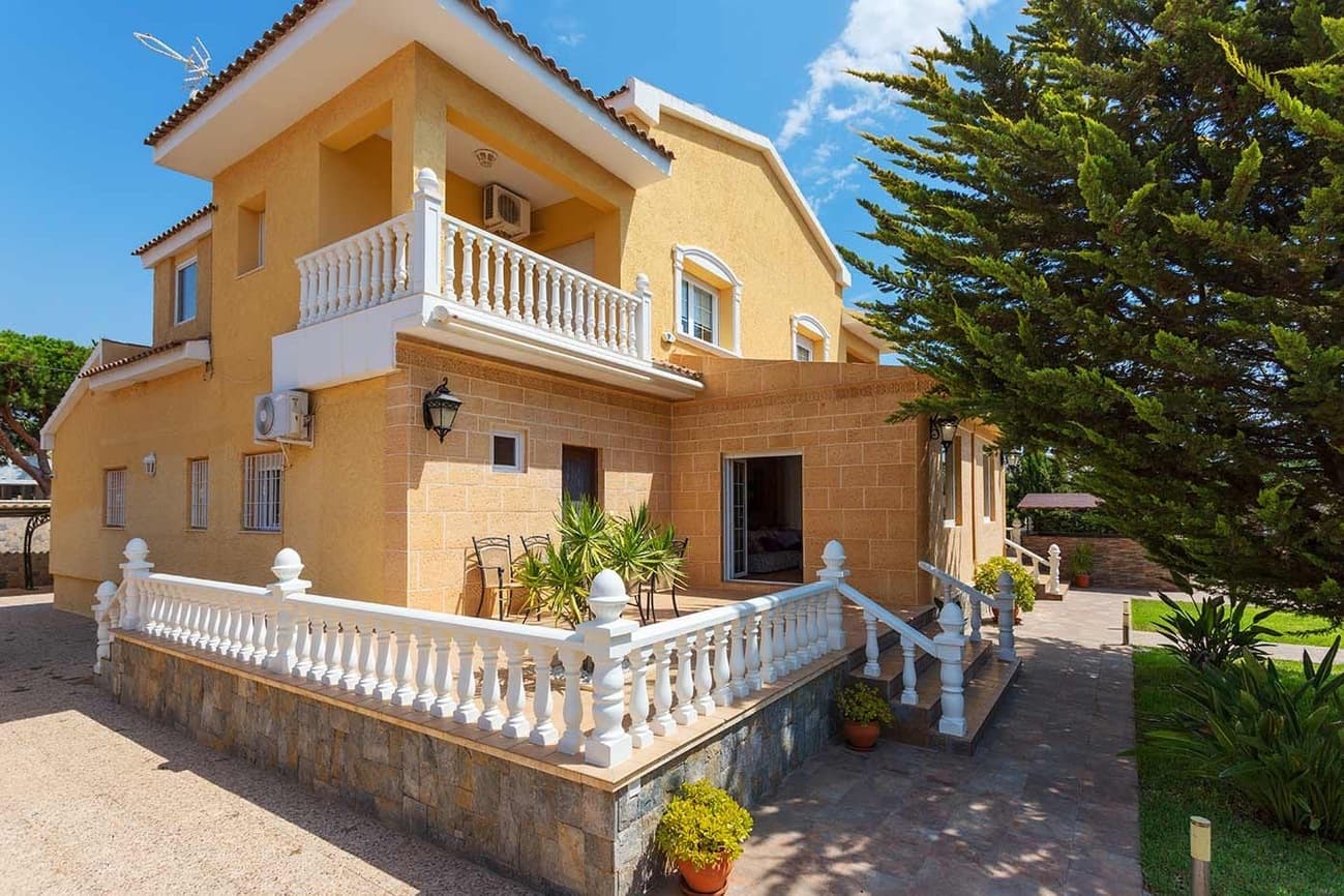 This distinguished villa is located in Cabo Roig, renowned for its exclusive residential area and proximity to two of the Costa Blanca's finest beaches: La Caleta and Cala Capitán. Built in the classic Mediterranean style, the property boasts generous spaces and an excellent layout.The 1,400 m² plot features a meticulously maintained garden with natural grass and a 10 x 4.5 meter swimming pool. Adjacent to the pool is a barbecue area with a pergola, ideal for enjoying family meals outdoors. At the rear of the property is a covered parking area for 4-5 vehicles, as well as a children's trampoline.The property has two floors and a constructed area of ​​440 m². The facade features four spacious terraces: two on the ground floor, connected to the main living room, and two additional terraces on the first floor. The spacious living room offers ample room for family gatherings and social events for 10 to 12 people, with direct access to two of the aforementioned terraces.On the same level are three bedrooms, two of which are en suite with their own bathrooms, a guest bathroom, and a large kitchen-dining room. The kitchen features a central island, a mirrored wall that creates a sense of spaciousness, and two entrances: one to the rear and another to the side leading to the pergola. There is also direct access to the covered garage.The first floor is divided into two areas: one is a self-contained apartment within the villa, offering complete autonomy to its occupants. This space includes four rooms: a kitchen, a bedroom, a bathroom, and a small living room with access to a private terrace.The other section of the first floor comprises the master bedroom with an en suite bathroom, a utility room leading to the dressing room, and a terrace with stunning, unobstructed views.This solid and well-maintained villa is ideal for both year-round seaside getaways and permanent residence. Its proximity to the amenities of the Aguamarina area, located approximately 300 meters away, and the Zenia Boulevard shopping center, situated 1.5 km away, are particularly noteworthy. The property boasts excellent access to the AP-7 motorway and is a 40-minute drive from Alicante Airport.Short-term rental is available in this charming villa, allowing you to experience its ambiance before considering a permanent purchase.