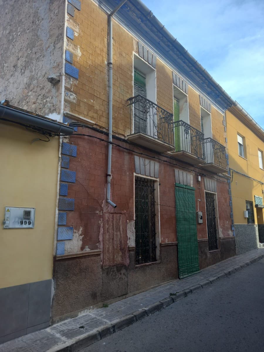 Townhouse Renovation Project in Cañada de la LeñaThis traditional townhouse in Cañada de la Leña offers an excellent opportunity for a complete renovation project. With approximately 200 m² of built space, the property provides plenty of room to create a spacious family home or a countryside retreat designed to your own taste.The house currently includes five bedrooms and one bathroom, but it has been unoccupied for many years and requires a full renovation before it can be lived in. Utilities such as water and electricity can be connected, making it a practical project for those looking to restore a character property and add value over time.With its generous interior space and flexible layout, this home offers the chance to redesign the property to suit modern living while keeping the charm of a traditional village house.About the Area Cañada de la Leña is a small and peaceful village located near Pinoso, in the inland area of Alicante province. Surrounded by vineyards, almond groves, and open countryside, the area offers a relaxed rural lifestyle while still being close to nearby towns for everyday services. Pinoso is just a short drive away and provides supermarkets, restaurants, schools, and medical facilities. The location is ideal for those who enjoy quiet living in a natural setting while remaining connected to the wider region.We have a large portfolio of properties in the Costa Blanca and Costa Calida areas, specialising in country properties, villas, fincas, building plots and design and build options in the Alicante and Murcia regions with a particular emphasis on Elda, Monovar, Pinoso, Sax, Villena, Aspe, Fortuna, Albacete and many more surrounding areas. We have been established since 2004 and have decades of experience between the team which we bring to bear to help you find and secure your new dream home. We help you every step of the way to make sure your purchase in Spain is safe and hassle free. We are not here to sell you a property, we are here to help you realise your dream and find what is right for you. With us you are in the safest hands. Contact us now to have a no obligation chat about how you too can realise your dreams.