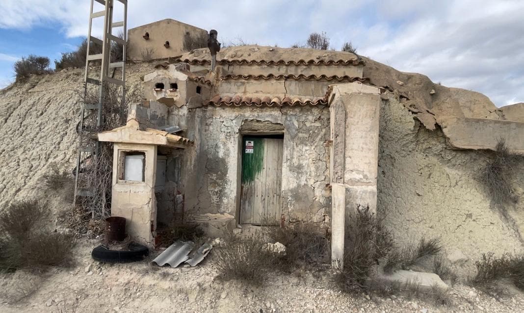 Discover the potential of this unique cave home located near El Salado, Abanilla. With 12.380m2 of land, 1,800m2 of which are fenced, and additional this property is a blank canvas, perfect for anyone looking to create their dream home or take on an exciting renovation project.The property offers stunning views of the surrounding natural landscape, providing a peaceful and serene environment. It already has water and electricity installed, making it easier to start your transformation plans.Situated close to a paved road, access is straightforward, with just 100 meters of dirt path leading to the property. Whether you're envisioning a private retreat or a distinctive living space, this property presents a rare opportunity to blend natural beauty with creative potential.If you liked this property, do not hesitate to contact us to organize a visit, we will be happy to help you!