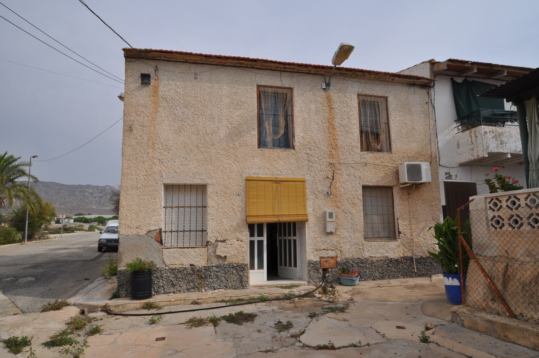 Come and get to know this incredible country house near Abanilla, in a small hamlet in the middle of nature. With good connection and space to create a new project or store your belongings. This house has 3 bedrooms and a spacious bathroom, a large living room with a separate kitchen, fireplace and even a bread oven. There is also a second fireplace that heats the living room and rooms creating a cozy home. On the second floor we find more space and a small terrace with incredible views of the mountains. A perfect opportunity to create your new home, connect with nature or start your ideal project.If you liked this property, do not hesitate to contact us to organize a visit, we will be happy to help you!