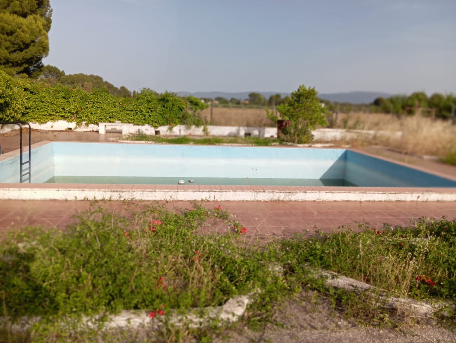 Cosy country villa, set on a fully fenced 2,450 m² plot, for sale just 2 km from town of Yecla.The property offers 120 m² of living space and features 5 bedrooms, 1 full bathroom, 1 guest toilet, a kitchen, and a cozy living room with a fireplace. Outside, you can enjoy a barbecue area, swimming pool, and a friendly-sized garden, great for relax, gardening, or keeping dogs.The house has electricity and irrigation water connected. The pool is used and working, it does not have a filtration system.A great opportunity for those looking for space, privacy, and countryside living close to town.About the area: Yecla is a charming and historic town of app. 35000 inhabitants, located in the region of Murcia. It is renowned for its award-winning wines, historical landmarks, and vibrant local culture. The surrounding natural landscapes of scenic mountains, vineyards and almond groves provide opportunities for outdoor activities, while the town itself offers all necessary services, including hospital, schools, shops, restaurants, and other services. With a friendly local community, lively markets, excellent gastronomy, and easy access to nature, Yecla is an ideal location for those seeking authentic Spanish lifestyle - just about an hour from the coast and Alicante airport.About us: We have a large portfolio of properties in the Costa Blanca and Costa Calida areas, specialising in country properties, villas, fincas, building plots and design and build options in the Alicante and Murcia regions with a particular emphasis on Yecla, Novelda, Elda, Monovar, Pinoso, Sax, Villena, Aspe, Fortuna, Jumilla, Abanilla, and many more surrounding areas. We have been established since 2004 and have decades of experience between the team which we bring to bear to help you find and secure your new dream home. We help you every step of the way to make sure your purchase in Spain is safe and hassle free. We are not here to sell you a property, we are here to help you realise your dream and find what is right for you. With us you are in the safest hands. Contact us now to have a no obligation chat about how you too can realise your dreams.
