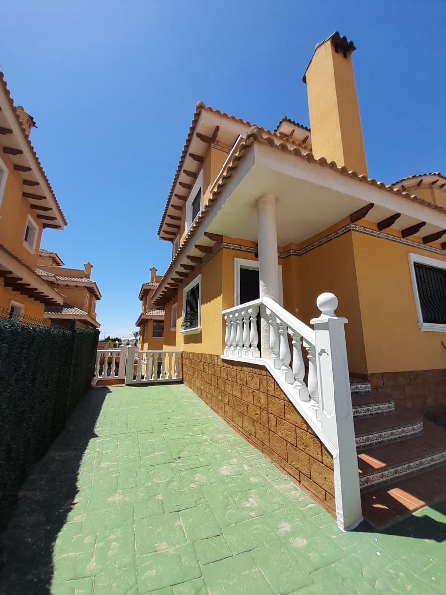 Unfurnished detached chalet with 3 bedrooms and a spacious basement (kitchen available in another property for an additional €10,000). Equipped with 2 air conditioning units (one in the living room, one in a bedroom), an enclosed gallery with sliding window, solarium, and access to a community pool. Located in a popular area of Ciudad Quesada, within walking distance of all services. Sold as is.