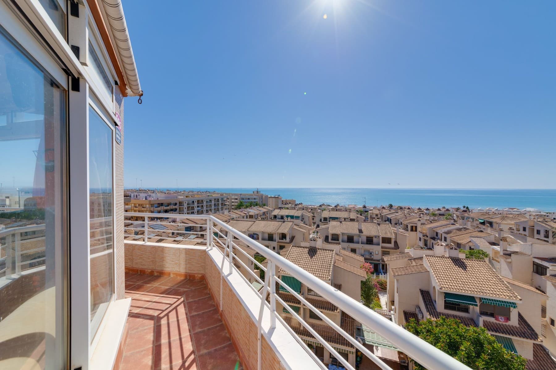 Spectacular Duplex Penthouse with Sea Views in Guardamar del Segura (Alicante)This stunning 3-bedroom duplex penthouse, located in the highly sought-after area of Guardamar del Segura, is the perfect home to enjoy Mediterranean living year-round or as a secure real estate investment. Just a few steps from the fantastic golden sandy beach and surrounded by all the essential services, this apartment offers the perfect combination of comfort, style, and location.What makes this penthouse unique: Panoramic Sea Views: Enjoy breathtaking sea views from every window, as the apartment is fully oriented southeast, ensuring natural light all day long. Large 51 m² Terrace: One of the gems of this property is its spacious terrace, furnished with sun loungers to relax in the sun and create unforgettable moments outdoors. Modern and Bright Design: With large windows that bring in light and a sense of space, this home is characterized by its elegant, contemporary design. Features and standout qualities: 3 Bedrooms and 2 Bathrooms: Spacious and well-distributed to offer comfort and privacy. Fully Equipped Kitchen: With high-end appliances, a laundry room, and a food lift that connects directly to the terrace. High-Quality Climate Control: Air conditioning in each bedroom and radiator heating to adapt to all seasons. Access to All Services: Just 200 meters from the beach and 100 meters from a Mercadona supermarket, everything you need is within walking distance. Private Parking Space: Includes a large closed parking space, which can also be used as a storage room. Price: 390,000 €Additional Features: 142 m² built (4th and 5th floors) Elevator and pantry/storage room Wood-burning fireplace Natural gas Built-in wardrobes Private 51 m² terrace Don't miss the opportunity to live near the sea in one of the most desirable locations on the Costa Blanca! This duplex penthouse is the perfect place to enjoy the sun, the sea, and a luxurious lifestyle in an unparalleled setting.