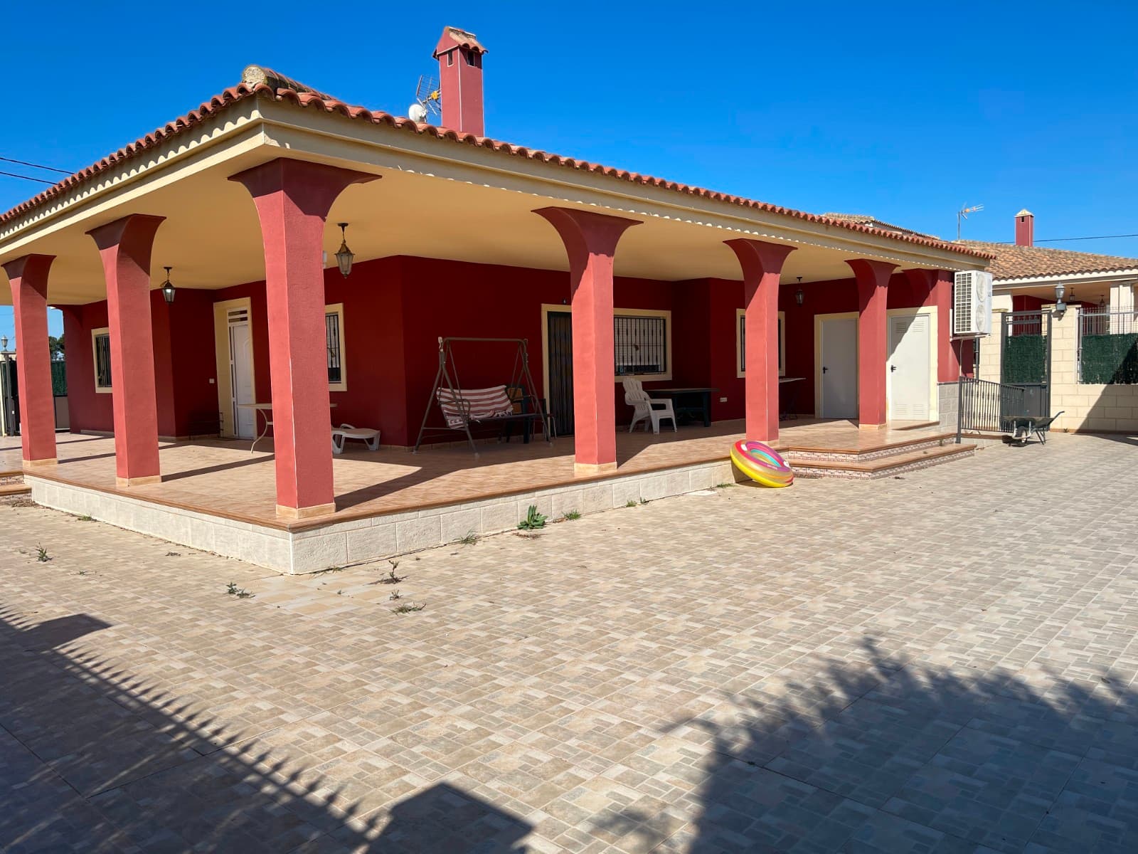 This villa is located between Albatera and Crevillente, offering excellent connections to both cities. It is less than 5 minutes from the motorway, providing quick access to Murcia, Alicante, the airport, and Costa Blanca, all approximately 30 minutes away.The property features a house with 132 m² of usable space, which is in excellent condition. All rooms are spacious and bright, with 3 bedrooms, one of which is en-suite, and a total of 2 fully equipped bathrooms. The kitchen is in top condition, and the large living room provides a comfortable and inviting environment. Additionally, the house is equipped with air conditioning via ducts, offering both cooling and heating functions for year-round comfort.Outside, you can enjoy a large terrace of over 49 m², ideal for relaxing in the shade during the summer months. The main garden, covering 2,000 m², includes a swimming pool of approximately 35 m², a barbecue area, several trees, and a fully fenced plot with an electric gate for easy vehicle access. At the end of the garden, you will find a 12 m² storage room.The property also includes an additional plot of around 11,000 m², which can be used for agricultural purposes.The house is in excellent condition, though the swimming pool requires some minor adjustments to the tiles. Other than that, the house is ready for immediate move-in.Please feel free to contact us to arrange a viewing and discover everything this fantastic property has to offer.