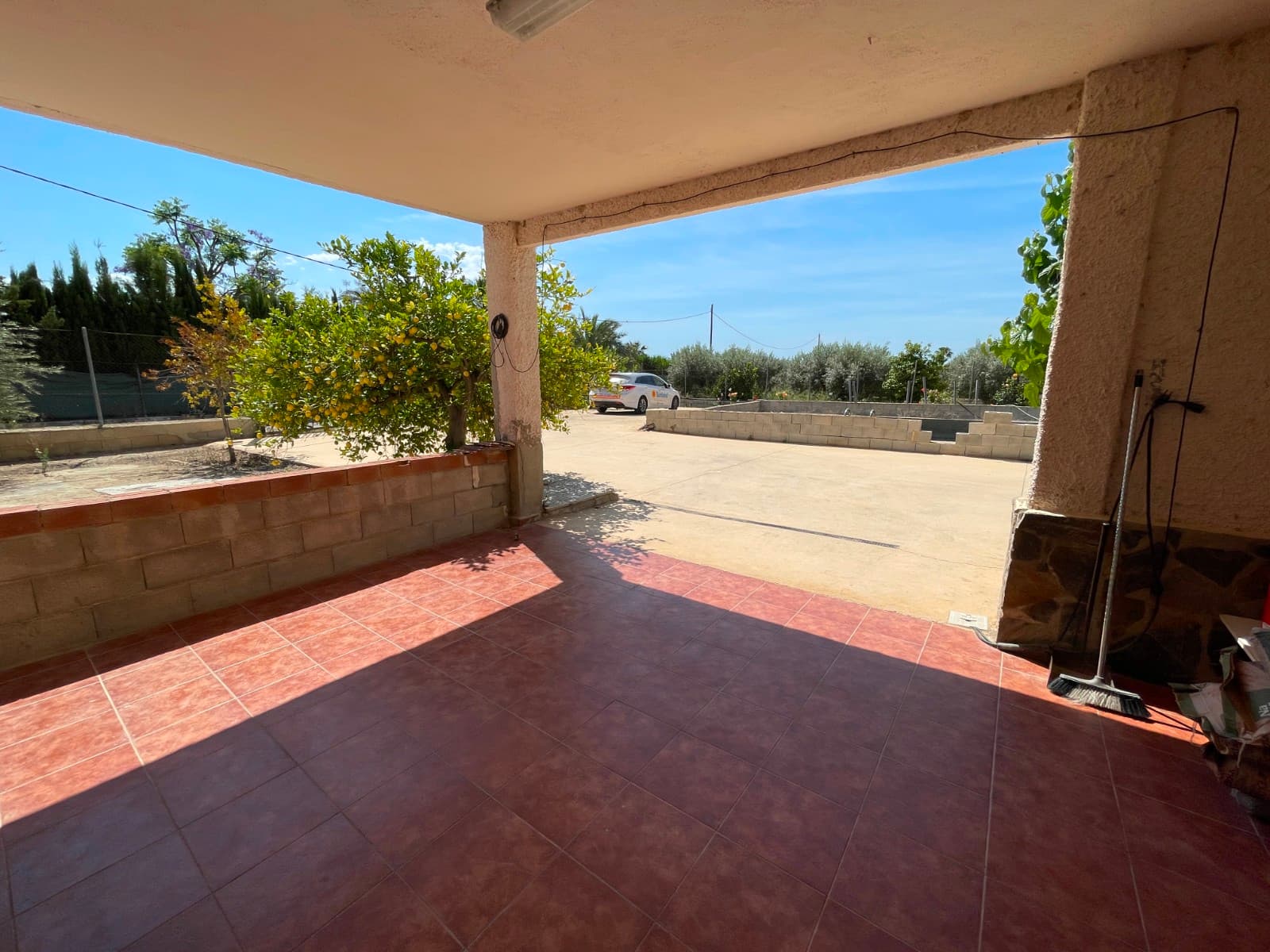 Unique opportunity in the countryside between Matola and Crevillente!If you're looking for a place to enjoy the peace of rural surroundings without sacrificing space and possibilities, this property is for you.Located on a spacious 3,400 m² plot filled with olive trees and charming corners, this estate features two independent buildings and all the potential to become your dream home or a fantastic family investment.The main house of 100 m² is distributed as follows:3 spacious bedroomsA large, bright living roomEquipped kitchenFull bathroomThe second building, approximately 80 m², is currently used as a summer kitchen — ideal for gatherings and celebrations. It has its own bathroom, making it an excellent option to convert into a guest house or independent home, with the possibility of adding one or two extra bedrooms.The plot also offers:Large swimming pool (under completion) with great potential to become the leisure center of the propertySeparate shed perfect to use as a garageAuxiliary building ideal for storing agricultural machinery, tools, or even a tractorAll this in a natural setting, with good access and just minutes from both Matola and Crevillente.Looking for a rural retreat with space, potential, and charm?This estate has everything you need. Contact us for more information or to schedule a visit!
