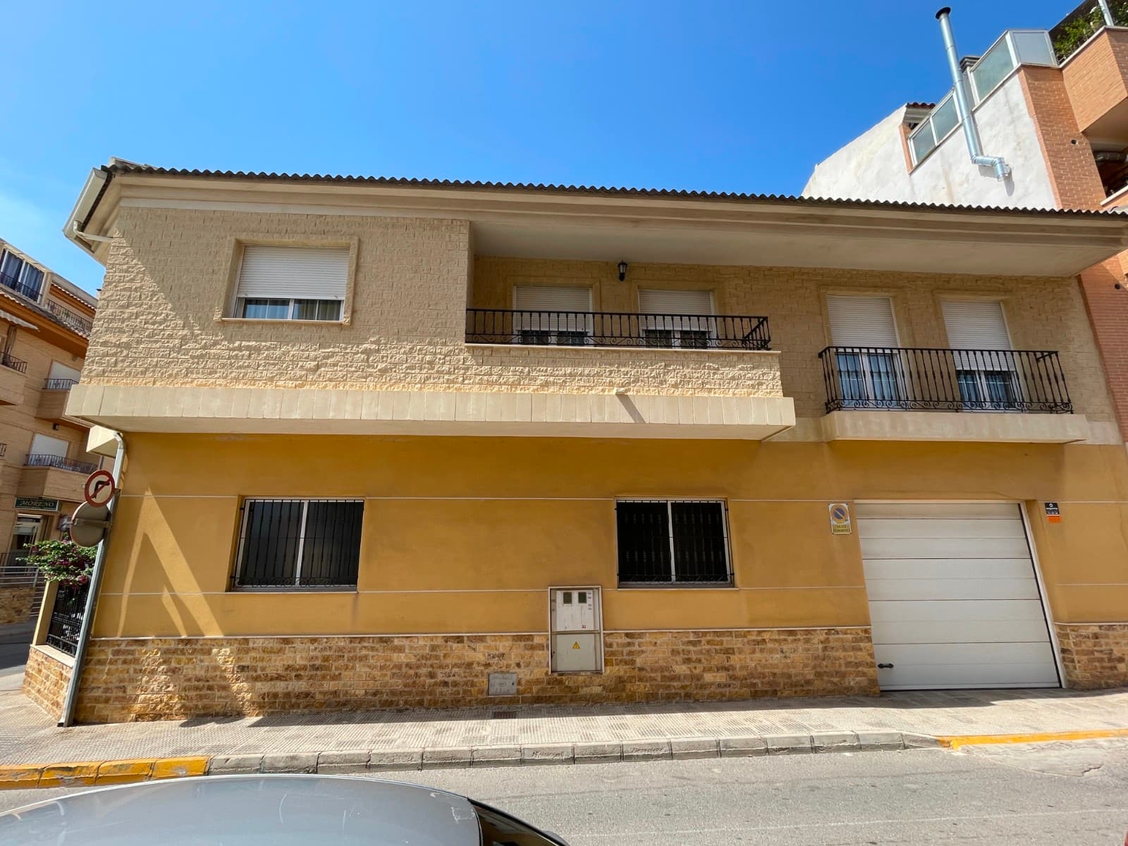 We present this magnificent 400 m² home, located in the charming town of Formentera del Segura, just a 2-minute walk from the football field and municipal swimming pools.It also has convenient access to the beaches of Guardamar, local golf courses, and all essential services: supermarkets, pharmacy, restaurants, school… all in a peaceful and pleasant environment, ideal for family living.An exclusive opportunity for those who want to live and run their business in the same place. The ground floor offers a 200 m² space perfect for virtually any type of business: shop, restaurant, office, clinic, gym, or whatever you envision. Live upstairs and manage your business downstairsProperty layout: 5 bedrooms 3 bathrooms Spacious living-dining room with fireplace Kitchen Garage with space for three cars Storage room Contact us for more information. We will be happy to assist you and show you the full potential of this amazing property.