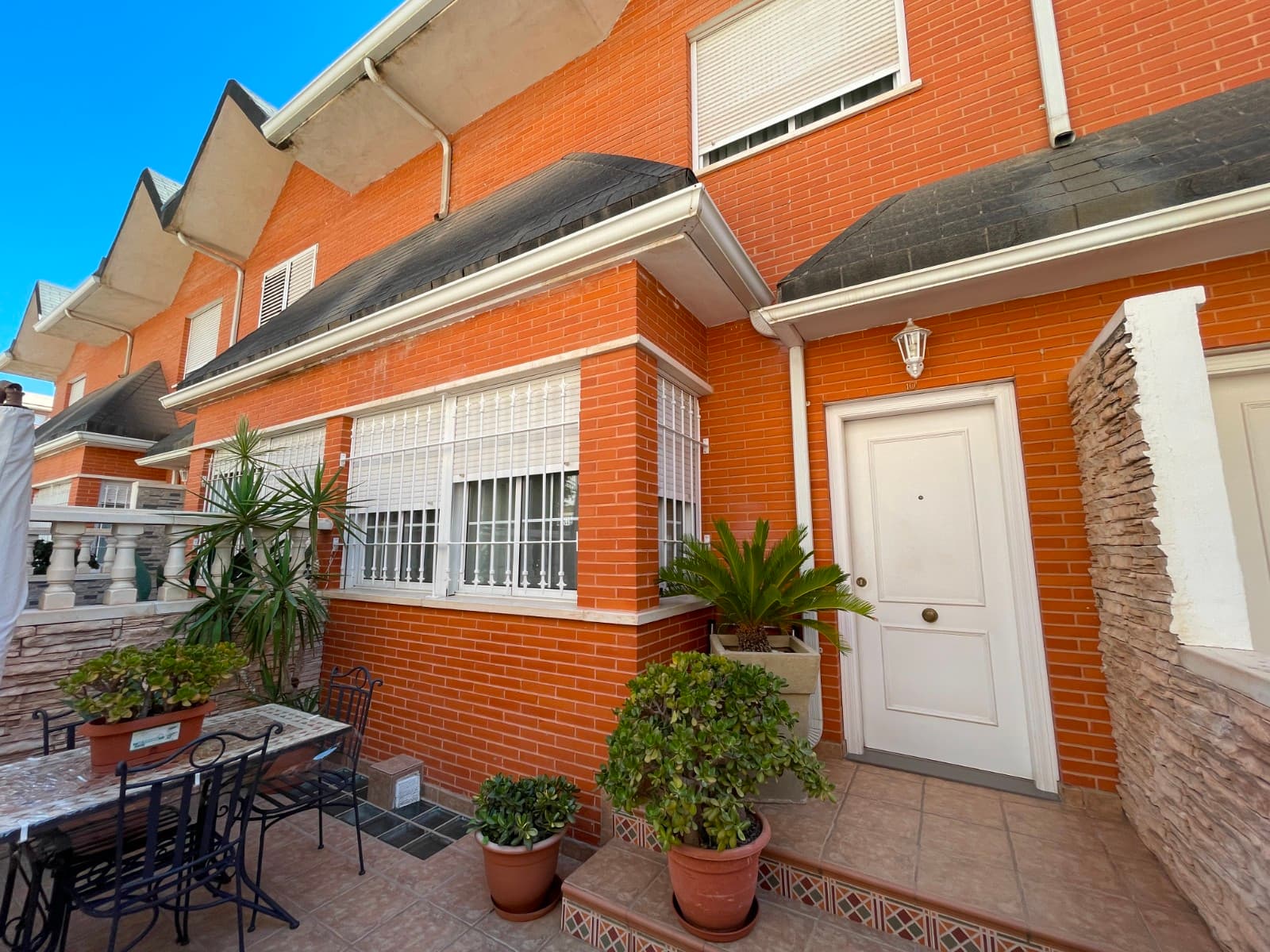 Exclusive Townhouse in ElcheDiscover this magnificent townhouse with 4 bedrooms and 3 bathrooms, located in one of the most sought-after areas of Elche. A spacious and bright property in excellent condition, perfect for families seeking comfort, space, and quality of life.Main features: 4 bedrooms, one with walk-in closet and en-suite bathroom 3 full bathrooms Large multifunctional basement (ideal for a cinema room, gym, or leisure area) Double garage and two storage rooms Private garden and communal swimming pool Air conditioning (hot/cold) through ducts, heating, fireplace, and parquet flooring Prime location: Situated in Elche, the third largest city in the Valencian Community, also known as the city of palm trees. The city offers everything you need for everyday life: shops, modern shopping centers, restaurants, bilingual schools, university, sports facilities, museums, and a train station.Only 17 km from the beaches of Arenales del Sol, 12 km from Santa Pola, and just 10 minutes from Alicante-Elche Airport.A home that combines space, comfort, and a privileged location. Perfect for families who want it all.