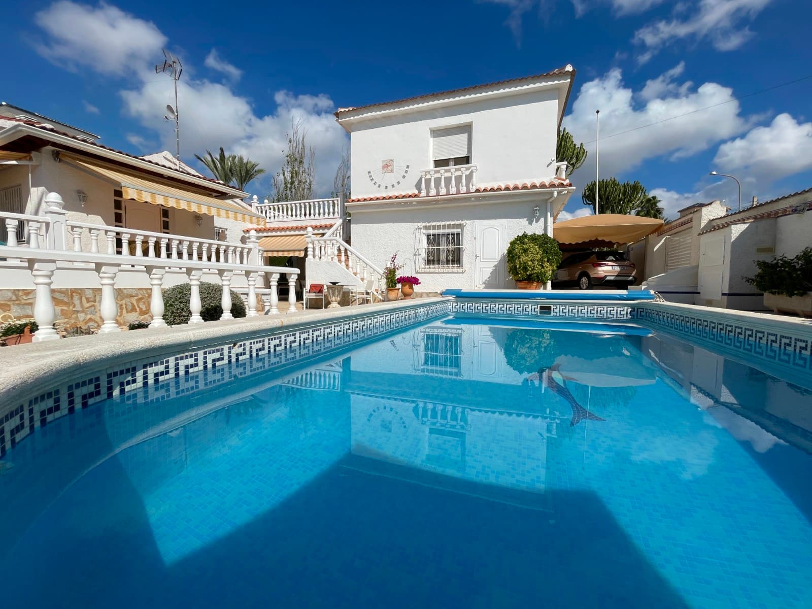 Detached Villa in Ciudad Quesada3 bedrooms | 4 bathrooms | Private pool | Garage | Solarium Prime location, within walking distance to Ciudad Quesada town centre. Private plot with landscaped garden, pool, and several terraces. Bright living room with fireplace, dining area and fully equipped kitchen. Bedrooms with fitted wardrobes, including an independent guest room with en-suite bathroom. Garage, private parking and versatile spaces with conversion potential. Solarium with open views, perfect for enjoying the Mediterranean sun. Close to La Marquesa Golf, Guardamar beaches (15 min) and Alicante airport (35 min). Ideal as a permanent home, holiday retreat, or investment.