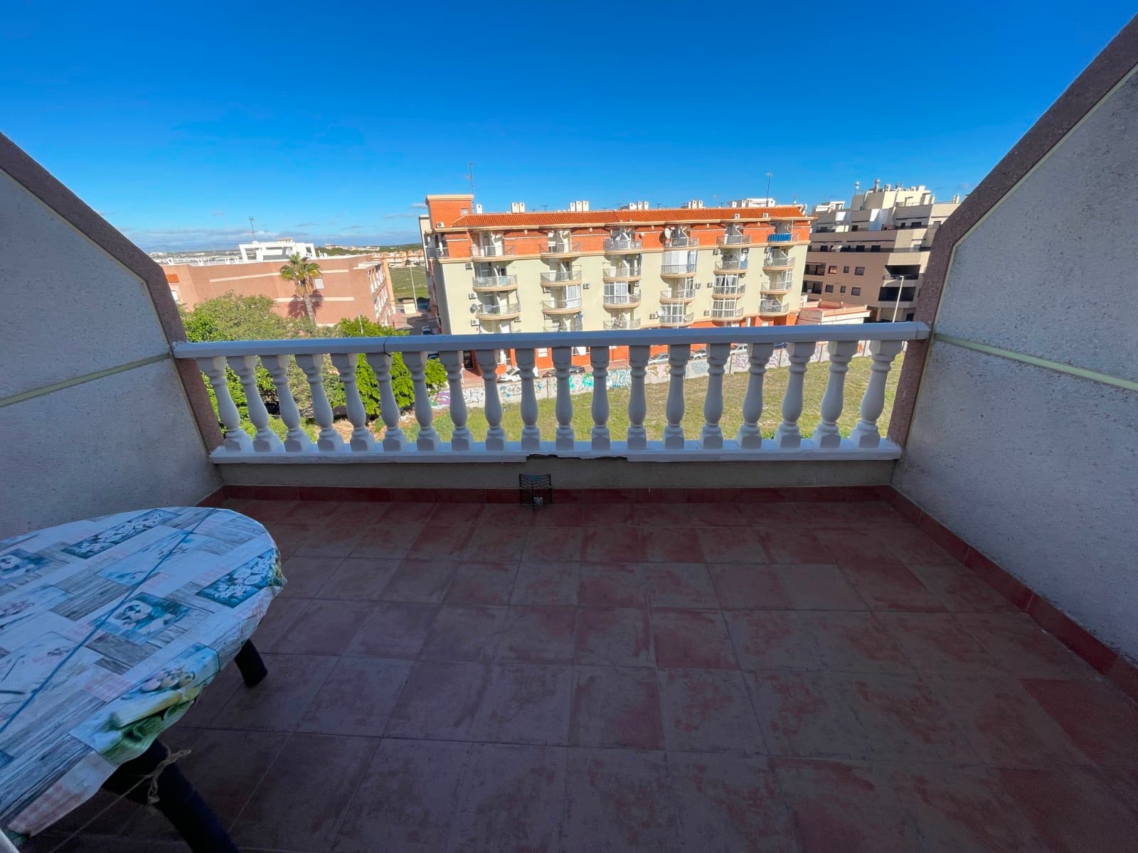 This beautiful 2-bedroom, 2-bathroom apartment is a true gem. It features a separate kitchen, perfect for preparing your favorite meals, and a spacious living room ideal for relaxing and sharing special moments. The large north-facing terrace offers an excellent space to unwind, enjoy the fresh air, and take in side sea views that add a touch of serenity and beauty.Located just 200 meters from the beach, it provides easy access to the sea, allowing you to enjoy the sun and sand whenever you wish. For added convenience, the property includes a closed garage, ensuring your vehicle's safety and making daily life more comfortable.This apartment perfectly combines comfort, beautiful views, and a privileged location near the coast.Community fees: €400 per year Property tax: €249 for the home and €29 for the garage