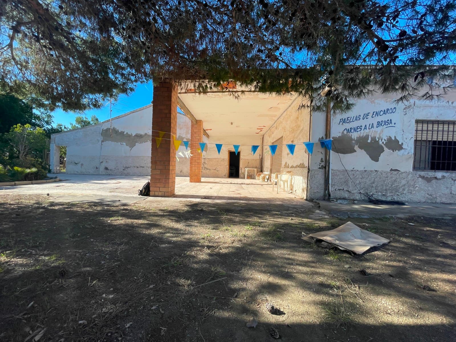 Rustic house with unique potential to create your dream home and investment projectUnmissable opportunity for lovers of large projectsThis rustic house in need of renovation is ideal for those looking for much more than a home: a space to shape a personalized living environment and, at the same time, develop a profitable investment project, such as a vacation rental like Airbnb, thanks to its size and strategic location.The property has 450 m² of built area, offering endless possibilities for redistribution. It also features two spacious porches, one of 28 m² and another of 60 m², perfect for creating relaxation areas, meeting spaces, or chill-out zones.All of this sits on a spectacular 3,500 m² plot, ideal for gardens, a swimming pool, leisure areas, or even creating several independent spaces. As a major added value, it includes a warehouse of over 308 m², perfect for converting into tourist apartments, event spaces, a creative studio, or any project you can imagine.Prime location:Only 10 km from Alicante Airport10 km from Elche beaches10 km from Elche city centerExcellent road accessA property with great potential for appreciation, perfect both to live in and to invest in, in one of the most sought-after areas of the province.Call us if you have any questions, we will be happy to help.