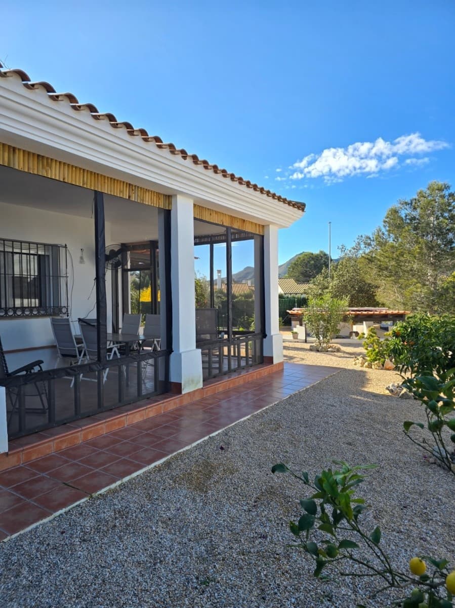 Charming Renovated Rural Villa in Las Palas, Murcia – Ready to Move In!Looking for a spacious home in a peaceful area, with a sunny garden and all modern comforts? This villa could be the perfect choice.Main Features:Price: €299,900.00€3 bedrooms and 2 bathrooms: 2 bedrooms and 1 bathroom on the ground floor; master bedroom with en-suite bathroom on the upper floor.Cozy living spaces: living room with pellet stove and open-plan kitchen with a practical breakfast bar.Size: 216 m² built on a 531 m² plot, including a workshop/atelier.Sunny garden: enjoy sun all day with a pleasant shaded area to relax.Recent Upgrades & Extras:New garage with solar panels, completely private (not visible from the living room or kitchen).Stairlift for added convenience.Entire house and garden recently renovated by the original owners.Additional Options & Amenities:Possibility to install a private swimming pool in the garden.Access to a large communal pool and open common area for gatherings or relaxation.Secure urbanization with access barriers and surveillance cameras for privacy and peace of mind.Ideal for anyone looking for a modern, comfortable, and secure rural home, ready to enjoy from day one.