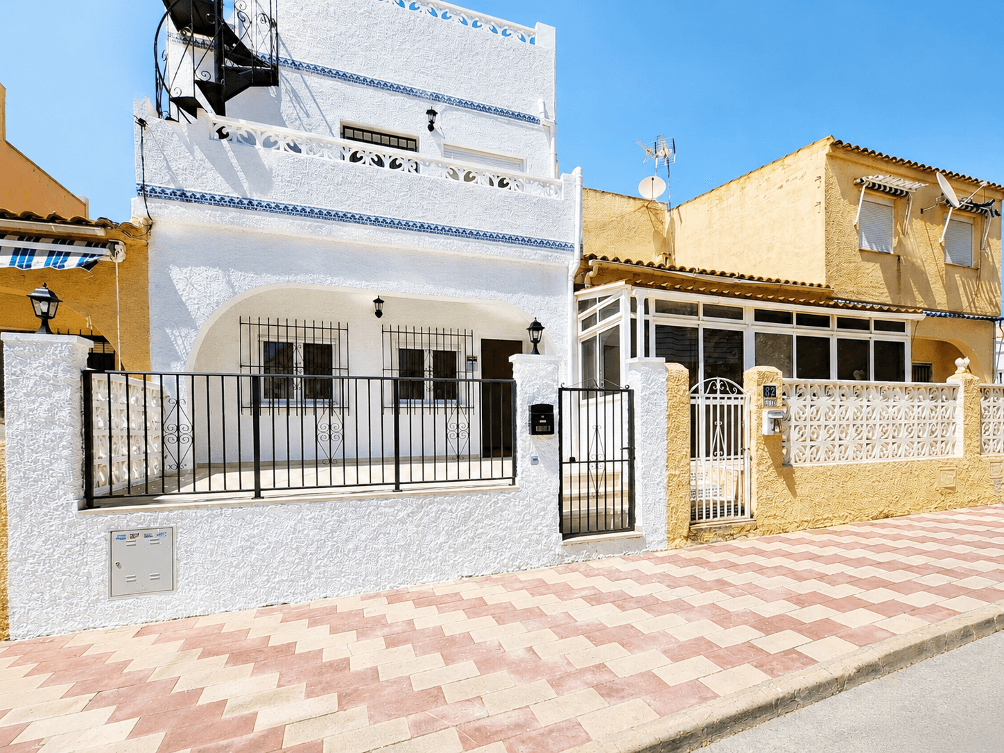 Charming townhouse bungalow located in San Fulgencio, La Marina Urbanization. This well-established and peaceful residential area is highly popular thanks to its multicultural atmosphere and convenient access to everyday amenities. Just a short walk from the Consum Shopping Centre, offering supermarkets, international restaurants, cafés, and bars. The property also enjoys excellent road connections to Elche, Alicante, and the beautiful beaches of the Costa Blanca.The home is distributed over two floors plus a private rooftop solarium terrace and is ready to move into. At the front of the property, there is a private outdoor terrace area, currently fully tiled, ideal for relaxing and enjoying the Mediterranean climate.The ground floor features a bright open-plan living and dining area with a fully integrated kitchen fitted with upper and lower cabinets, as well as brand-new appliances including a stainless-steel extractor hood, ceramic hob, oven, refrigerator, and electric water heater. This level also includes a guest toilet.Upstairs, accessed via an internal staircase, there is a spacious bedroom with a large built-in wardrobe and an en-suite bathroom. The bedroom opens onto a balcony that spans the entire front façade of the property. From the balcony, an external staircase leads to the private rooftop solarium terrace, perfect for sunbathing, entertaining, or simply enjoying the open views.The property offers 54 m² of built area, plus a 12.37 m² private front terrace/porch area and an attractive rooftop solarium.