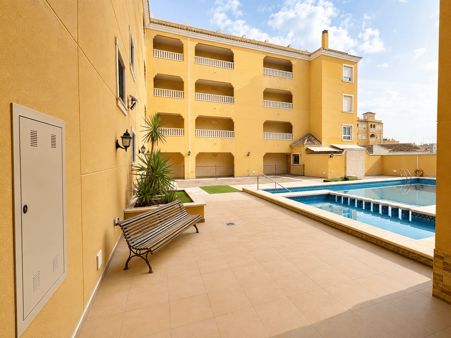 VERY BRIGHT CORNER GROUND FLOOR APARTMENT WITH SWIMMING POOL AND STORAGE ROOM IN ALMORADÍ – READY TO MOVE INGround floor property for sale in Almoradí, fully exterior and on a corner, which provides excellent natural light throughout the day.Great location: situated in a quiet and family-friendly area, just one street away from a secondary school and primary school, with all services nearby.Main features:86 m² builtGround floor, very brightCorner propertyFully furnishedCentralized Carrier air conditioning with heat pumpExcellent thermal insulationPrivate storage roomCommunity swimming poolA practical, comfortable and efficient home, ideal for families looking for accessibility without stairs or for investors due to high rental demand in the area.Fully furnished and ready to move in from day one.Immediate availability for viewings.