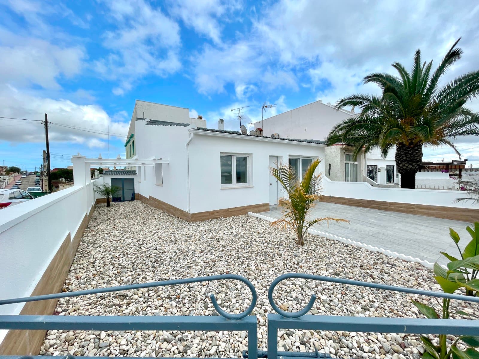 The property offers 80 m² of living space, smartly distributed into 3 comfortable bedrooms, one full bathroom, and a modern open-plan kitchen connected to the living room, creating a bright and welcoming space ideal for family and friends.At the rear of the house you will find a small 3 m² terrace, perfect for enjoying your morning coffee or relaxing in the evening.One of the main highlights of this home is its private 80 m² garden, where you can enjoy spectacular views and the wonderful Mediterranean climate all year round.The house is located in a privileged area, only 15 minutes from the beautiful beaches of the Costa Blanca and close to all amenities such as supermarkets, restaurants, leisure areas and transport.✨ A unique opportunity to move into a fully renovated home.Don’t miss this opportunity. Come and visit it and fall in love with your new home.