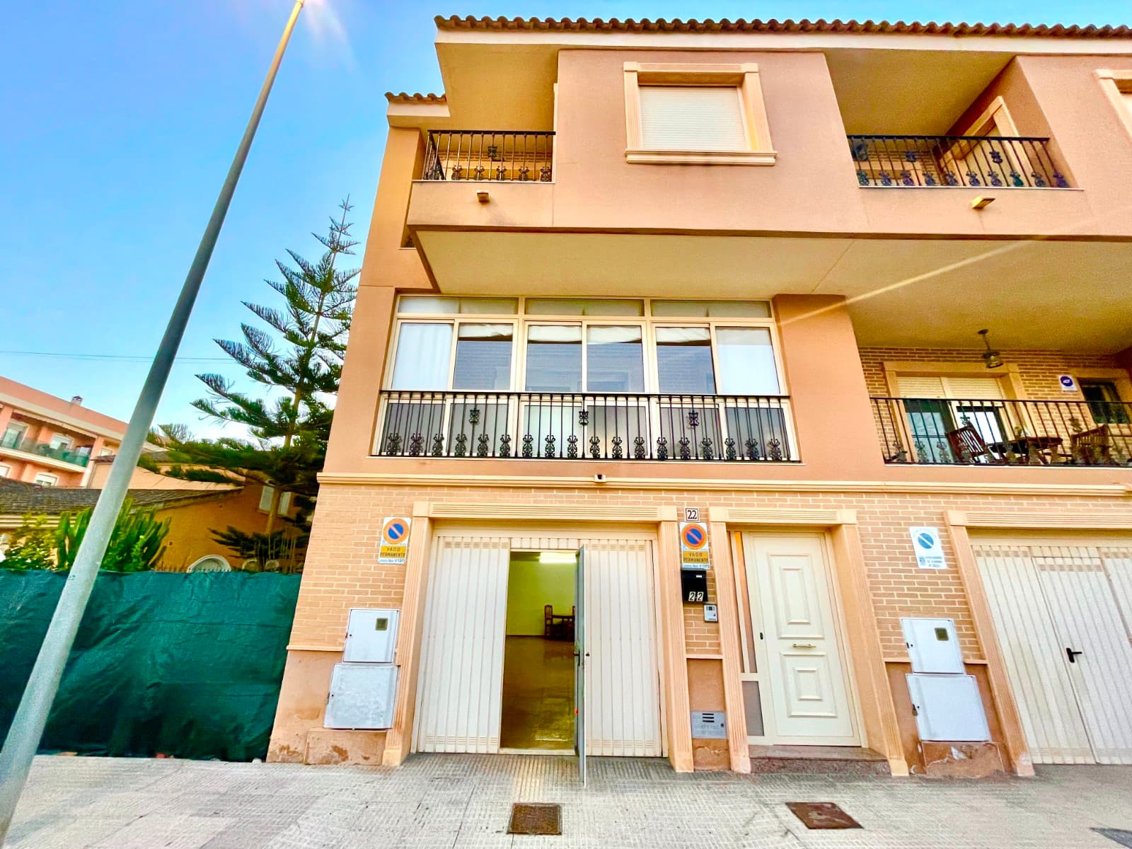 Discover this magnificent 218 m² property, ideal for those seeking space, comfort, and a prime location.Perfect layout for family living:3 spacious and bright bedrooms3 full bathroomsLarge living room with excellent natural lightFully independent kitchenPractical storage roomPrivate garageOutdoor spaces to fall in love with:Enjoy the wonderful climate all year round thanks to a large solarium and two additional terraces, perfect for entertaining, creating a chill-out area, or simply relaxing outdoors.Guaranteed comfort:The property is in impeccable condition, ready to move in, and features ducted air conditioning throughout the house for maximum comfort in every season.Excellent location:Close to all amenities: supermarkets, schools, medical centers, and leisure areas.Just 15 km from the beaches of the Costa Blanca, with excellent motorway connections.Contact us for more information or to arrange a viewing.