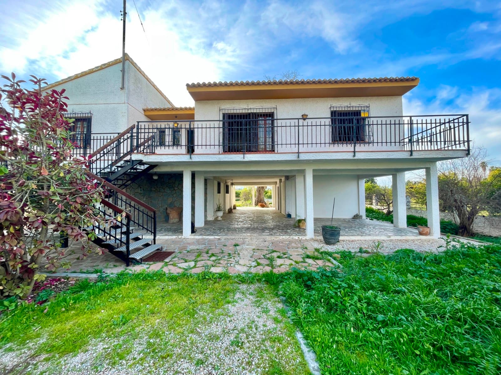 Independent Villa in Benejúzar – Spacious and Full of PotentialWe present this independent villa located in Benejúzar, a property with ample space and endless possibilities for customization. The main floor features 5 large bedrooms, 2 bathrooms, a bright living-dining room, and a kitchen with direct access to the terrace and laundry room.On the ground floor, there is another living room with a fireplace and a very large room currently used as a billiard room, perfect for family or friends gatherings.The property sits on a 3,285 m² plot with a variety of trees and includes a large 50 m³ swimming pool, ideal for enjoying the Mediterranean climate.Built in 1975, the house preserves the original construction quality and is in very good general condition. The windows are wooden, and although the property requires interior and exterior painting, it offers infinite possibilities to modernize and adapt it to your taste. The pool also needs tile renovation, giving you the opportunity to customize it.Located just 30 minutes from Alicante Airport and 15 minutes from the Costa Blanca beaches, this home combines tranquility, space, and a prime location. A property like this truly must be seen in person to appreciate its full potential.