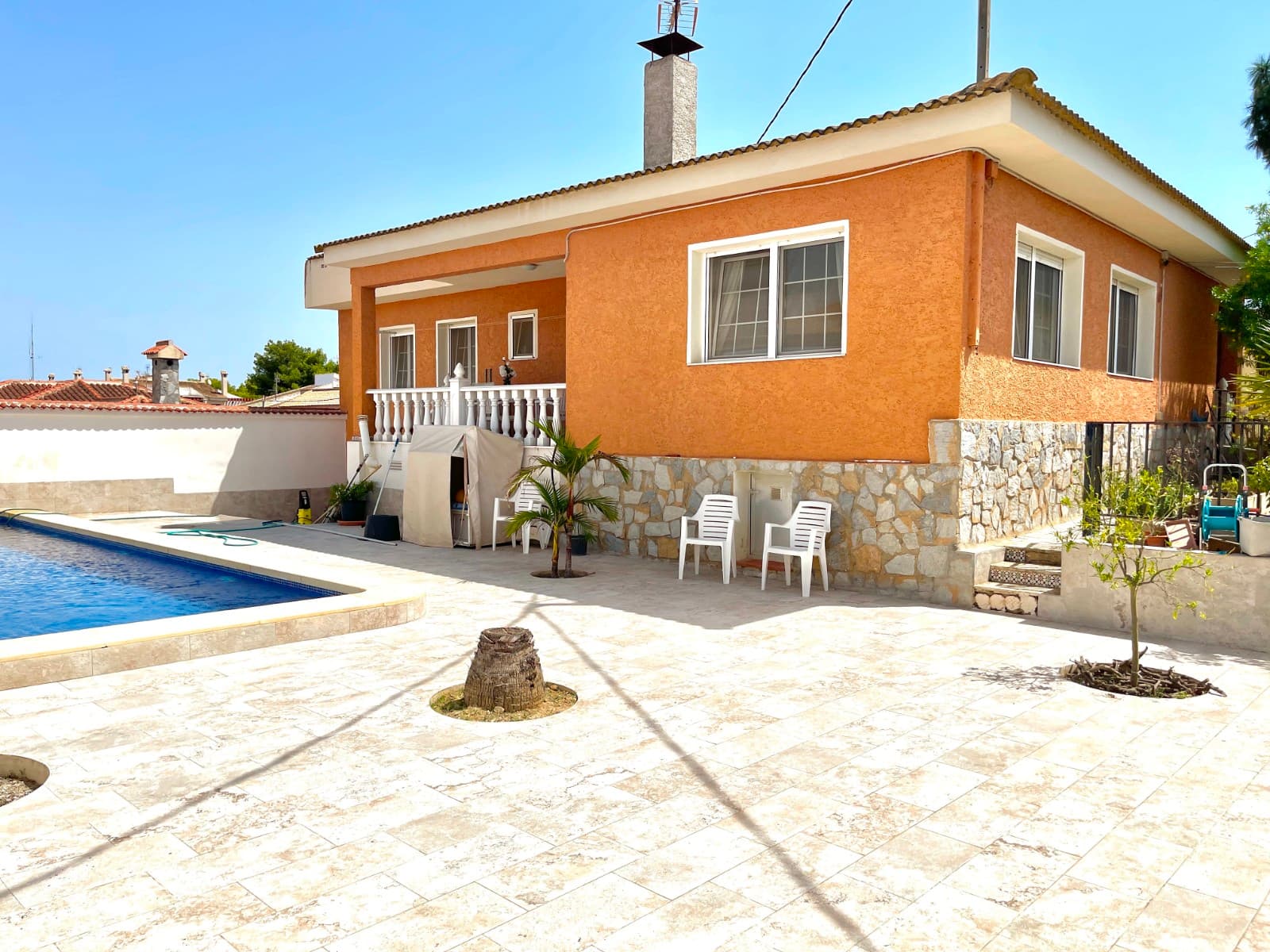 Detached villa in the heart of BenijófarWant to live in the centre but feel like you're in your own private paradise? This detached villa has it all.On the ground floor, you'll find 4 bedrooms, a kitchen, a large living-dining room where even your mother-in-law will feel at home, and 2 bathrooms so that morning queues become a thing of the past. The terrace by the pool is perfect for endless breakfasts, spontaneous barbecues, or family meals that stretch until dinner time.In the basement, the story continues: garage, another kitchen (for the hidden chef in the family), bathroom, and space to create 2 extra bedrooms if needed. Plus, direct access to the pool – which, by the way, is less than 3 years old.Corner property. Fully legal. Climalit double-glazed windows with mosquito screens throughout, so the bugs will have to admire from outside.Don't think too long – homes like this in the centre of Benijófar don't last. Come and see it before someone else takes the first dip in your future pool.
