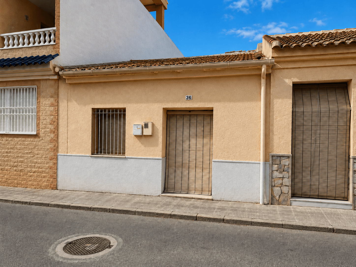 Independent house in the heart of Benijófar1 floor | 81 m² built | 2 bedrooms | 1 bathroomPlot of 98 m²Second-hand / To renovate: perfect to create your dream homeBuilt in 1950, full of characterUnbeatable location: right in the center of Benijófar, close to all services and easy access to transport.A unique opportunity to renovate and design the home of your dreams!SUMA (IBI tax) - 105€/year