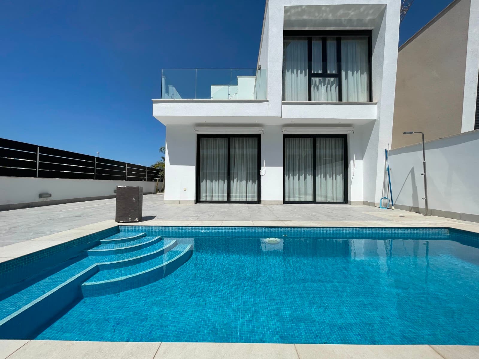 Exclusive Key-Ready 3-Bedroom Villa in the Heart of BenijófarDiscover this magnificent contemporary villa, fully completed and ready to move into, located in one of the most sought-after areas of Benijófar, within walking distance of all amenities, shops, restaurants and leisure facilities.The property features a private swimming pool and private parking within the plot with space for two vehicles.On the ground floor, you will find an en-suite bedroom, a spacious and bright living-dining room with large windows, a guest toilet, a fully equipped modern open-plan kitchen and a practical separate utility room. Everything has been designed to offer comfort, functionality and an excellent connection between indoor and outdoor living spaces.The first floor comprises two spacious and bright bedrooms, as well as a fully fitted bathroom with a walk-in shower.The villa is equipped with ducted hot and cold air conditioning, ensuring maximum comfort throughout the year.In addition, the property offers several outdoor terraces: one located on the first floor and a spectacular rooftop solarium on the upper level. This generous space provides numerous possibilities, including the installation of solar panels, a jacuzzi, or even the partial enclosure of the terrace to create an elegant summer lounge, entertainment area or additional living space tailored to the owners' needs.As an added value, the property benefits from a large open-plan basement with more than 80 m² ready to be customised. This versatile space can easily accommodate additional bedrooms, a private gym, a home office, a cinema room, a games room or any other area adapted to the future owners' lifestyle. An excellent opportunity to expand the property and further increase its value and functionality.An ideal home for those seeking a modern, energy-efficient and move-in-ready property, combining , comfort and a privileged location in the heart of the Costa Blanca.