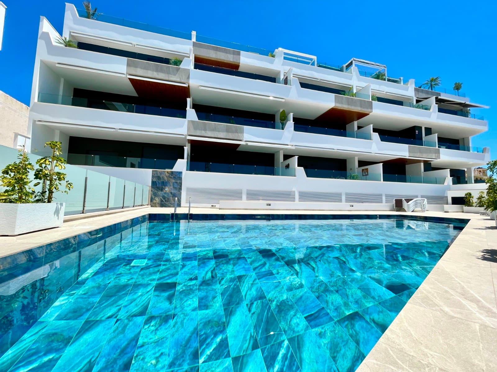 Exclusive nearly new apartment in immaculate condition, built in 2024. A modern home that combines design, comfort and quality in every detail.It offers 3 spacious bedrooms and 2 bathrooms with a modern and functional layout.The kitchen is fully furnished and equipped with high-end Balay appliances. It features ducted air conditioning (hot/cold) for year-round comfort.Sold fully furnished, both inside and on the terrace, ready to move in with no additional investment needed.The building has a lift with direct access to the property and a private garage space. The community offers a swimming pool.From the terrace you can enjoy stunning views of the Orihuela mountains.Located in Benijófar (Costa Blanca), 10 km from the beaches, less than 300 meters from restaurants and services, and 1 km from a shopping centre.You can visit the property through our Matterport virtual tour. For any questions, please contact us.