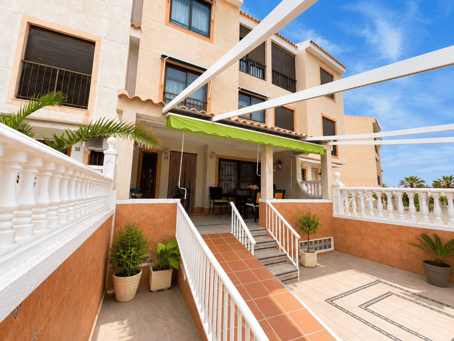 Exclusive townhouse in one of the best areas of Guardamar, just 300 meters from the beachWe present this magnificent townhouse located in one of the most privileged locations in Guardamar del Segura. Only 300 meters from the sea, this property perfectly combines tranquility, comfort, and proximity to all essential services: supermarkets, restaurants, shops, parks, and leisure areas—all within walking distance.Situated within a well-maintained urbanization with a communal swimming pool, this home stands out for its spaciousness, functionality, and potential both as a family residence and as an investment for vacation rentals.The house features a large terrace ideal for enjoying the Mediterranean climate, as well as a spacious private garage. It currently has four bedrooms, with the possibility of adding a fifth without the need for construction work. Additionally, it offers two full bathrooms, a large independent kitchen with storage space, and thoughtful details designed for daily comfort.One of the property's major advantages is that it is equipped with an elevator for people with reduced mobility, allowing easy movement between floors without architectural barriers.Each room has been designed to provide maximum comfort, including double-glazed windows in every room, ensuring excellent acoustic and thermal insulation, thus guaranteeing rest and tranquility indoors.An ideal option for large families seeking a home near the sea without sacrificing space or services, or for investors looking to generate income through vacation rentals due to its strategic location.Don't miss this unique opportunity to live or invest in one of the most sought-after areas of the Costa Blanca.