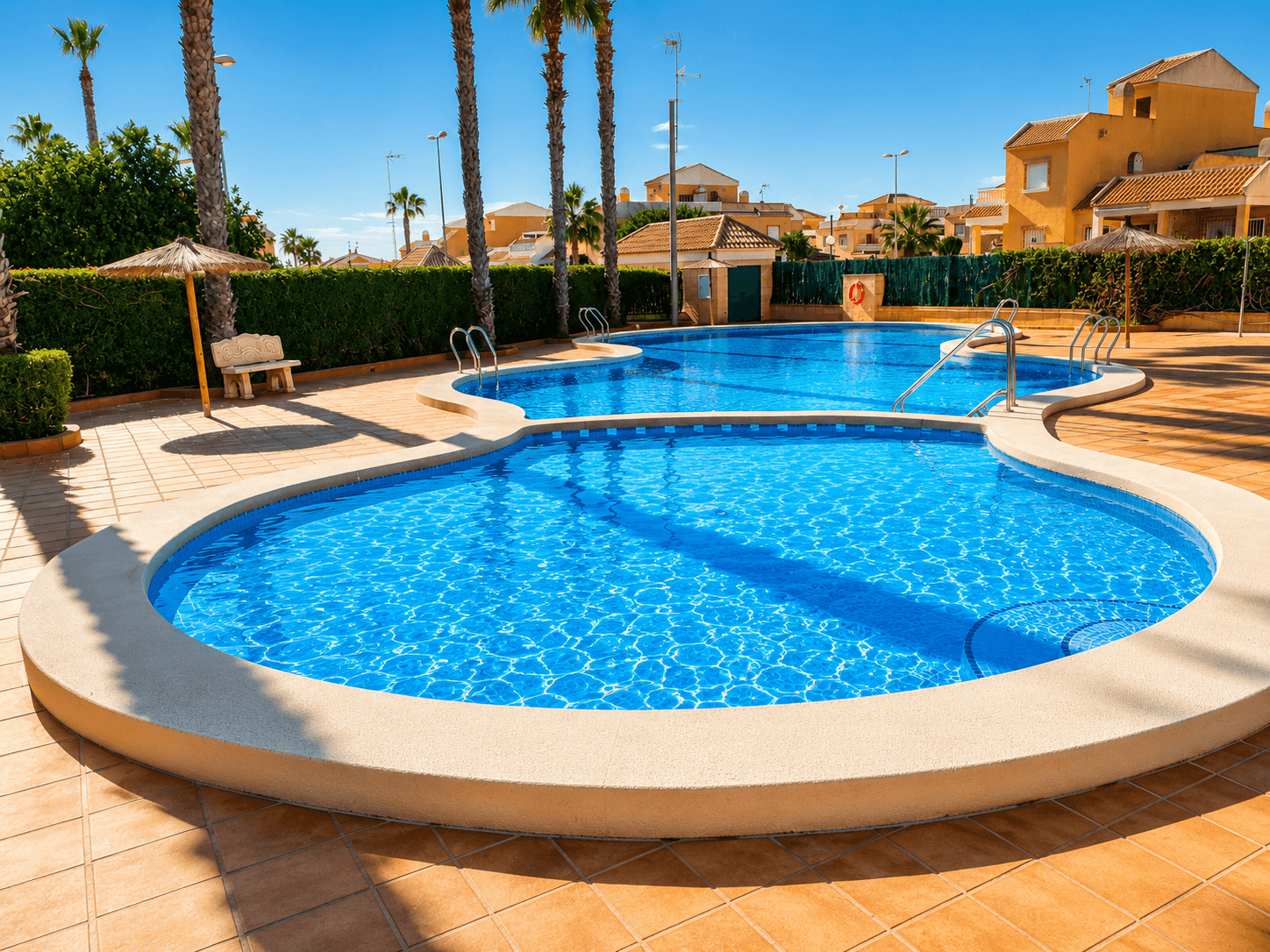 Discover this beautiful bungalow distributed over two levels plus a solarium, located on a private plot with its own swimming pool and within a well-maintained residential complex featuring two communal pools, in the consolidated Lo Marabú Residential area, Ciudad Quesada (Rojales).The property has been completely renovated, ready to move into, combining comfort, natural light and generous outdoor spaces designed for year-round enjoyment. On the ground floor, there is the private garden and swimming pool, an elegant enclosed and glazed entrance hall, a spacious living-dining room, a brand-new fully fitted kitchen with black marble worktop and stainless-steel extractor hood, and a complete bathroom.The first floor offers three bedrooms, one with built-in wardrobe and direct access to a terrace, a second full bathroom, and a glazed terrace overlooking the private plot and pool. On the upper floor, the property features a fantastic 25 m² open solarium, perfect for relaxing or entertaining, as well as an 8 m² enclosed and glazed tower solarium offering a versatile additional space.Located in a quiet and well-connected residential area with all services nearby: supermarkets (ALDI), pharmacies, schools, public transport and beautiful natural surroundings such as La Mata Salt Lake. Just 10 minutes by car from La Mata beach, 5 minutes from Rojales town centre and with easy access to the CV-905 road.An ideal property as a permanent residence, holiday home or investment, standing out for its location, complete renovation and excellent outdoor areas.Price: €289,000