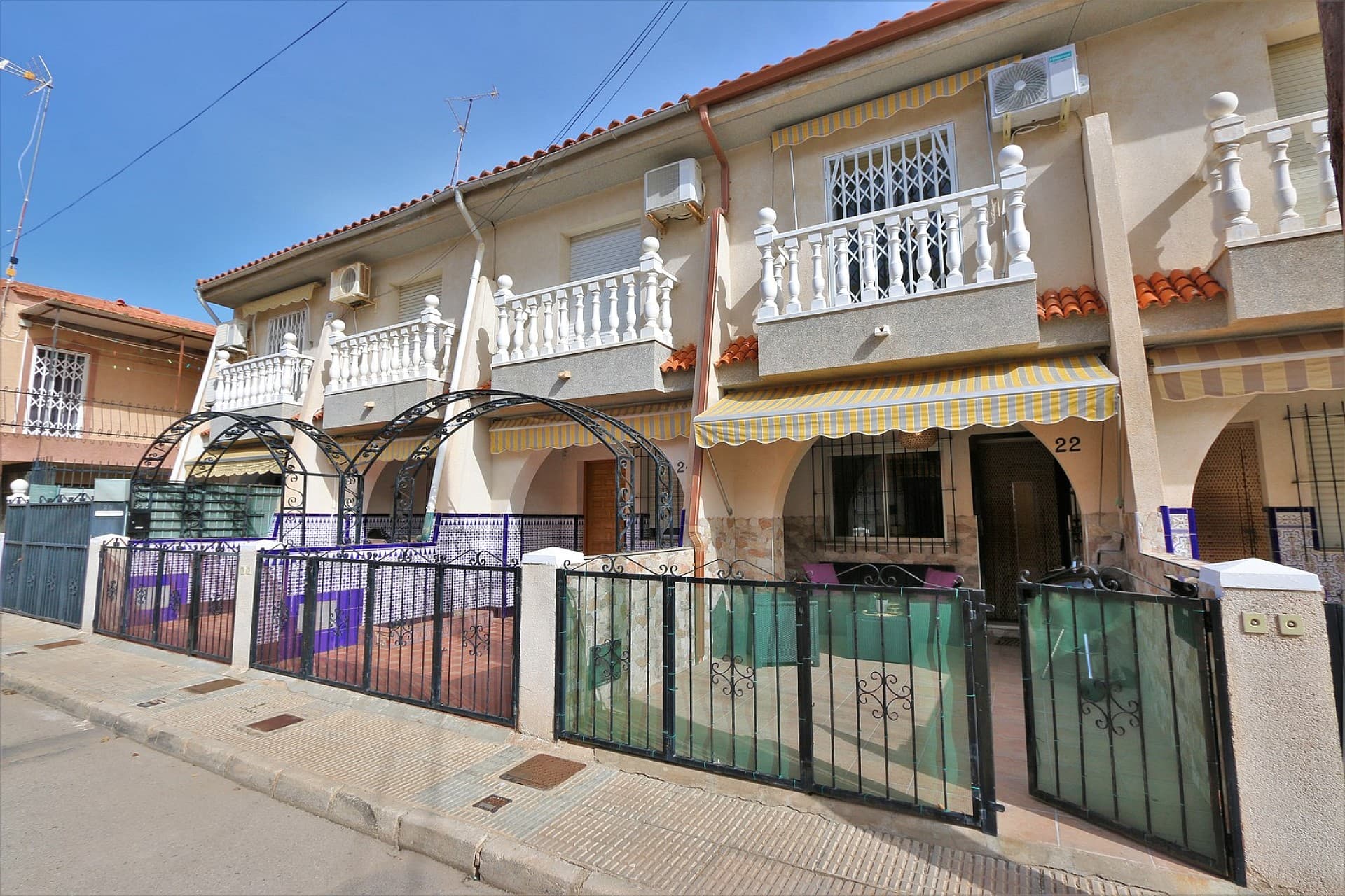 Cozy house in Lo Pagán close to Mar Menor. Charming Spanish Home in a Prime Location!Are you looking for a charming home close to the sea and all amenities? This tastefully decorated family home in the popular Lo Pagán offers everything you need!Just a 10-minute walk will take you to the beautiful beaches and the lively promenade. Supermarkets, restaurants, cafés, pharmacies, and shops are all nearby.Layout & Features:Cozy front terrace to enjoy the sunPrivate rear patio and an additional bathroom with shower and toiletCharming living room with comfortable seating areaFully equipped closed kitchenFirst Floor:Spacious master bedroom at the front with double bed and balconySecond bedroom at the rear with two single bedsBathroom with bathtub/shower, toilet, and sinkAdditional Comfort:Parking right in front of the houseIn short: a move-in ready home in a fantastic location, perfect as a permanent residence, holiday home, or investment!