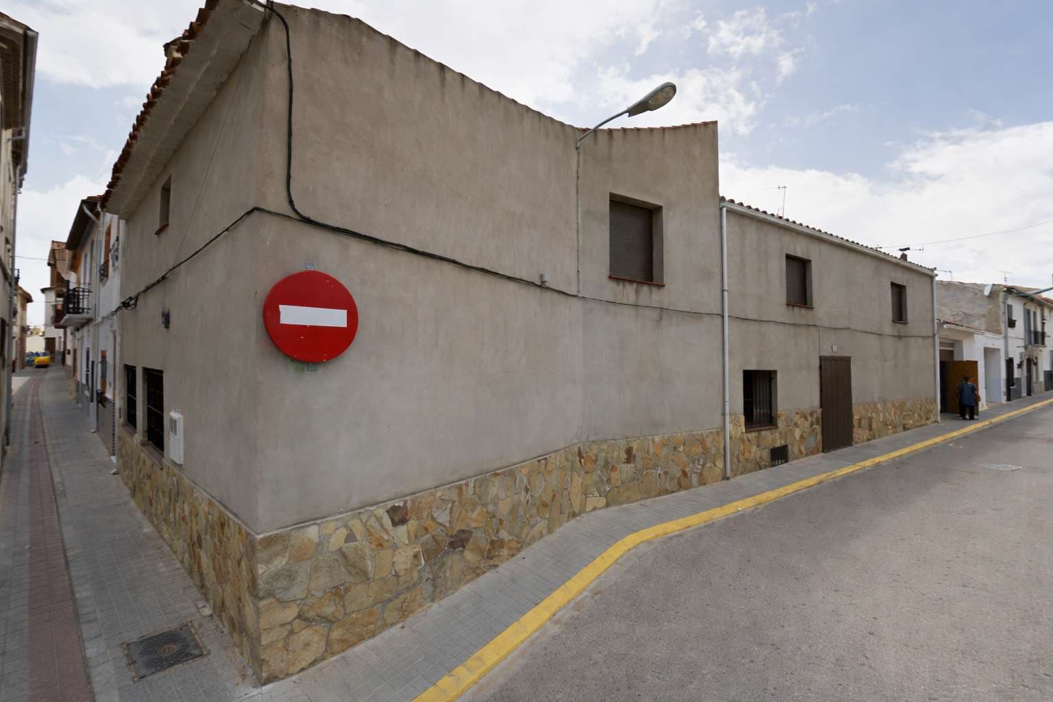 Discover this fantastic opportunity to acquire a unique property in the heart of Alpera, comprising two separate homes—ideal for extended family living, guest accommodation, or rental potential.The main house offers a bright, functional layout throughout. It features five spacious bedrooms, including two conveniently located on the ground floor, making it perfect for families of all sizes. The property benefits from two dining areas, one of which features a charming fireplace—creating a warm and inviting space for relaxing or entertaining.The fully equipped kitchen provides ample space and practicality for everyday living, while a private outdoor patio offers the perfect spot to unwind, enjoy the sunshine, or host family gatherings. For year-round comfort, the home is fitted with hot and cold air conditioning.In addition, the property includes a second dwelling of approximately 46m², complete with its own patio, kitchen and family bathroom. This versatile space is ideal as a guest house, rental unit, or independent living area.With two properties, this is a rare opportunity offering flexibility, space, and excellent potential.Alpera is a charming Spanish town known for its peaceful atmosphere, traditional character, and beautiful surrounding countryside. Located in the province of Albacete, it offers a relaxed lifestyle while still providing essential amenities, making it an ideal location for both permanent living and holiday retreats.