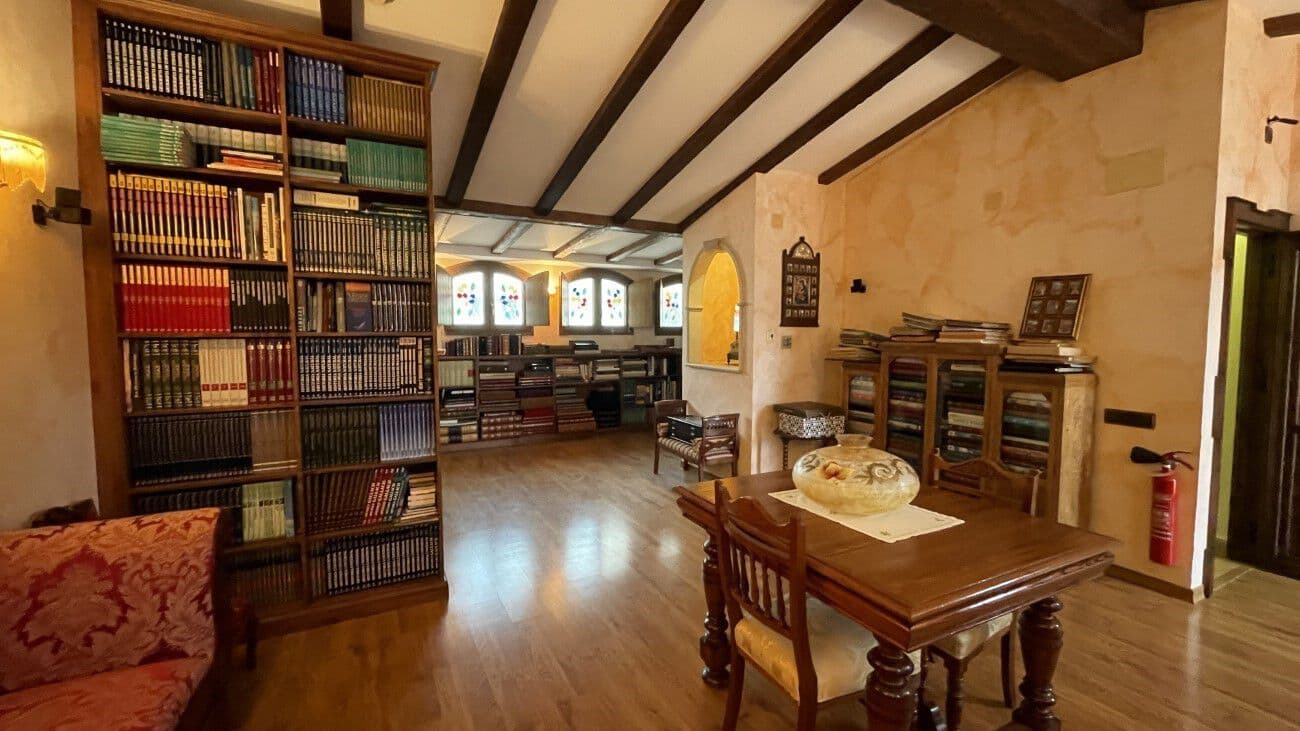 Fabulous, one of a kind townhouse with a build size of 542m 2 and located very close to the center of Torrevieja. This high quality property was designed & built by the current owners with all the features of the house being carefully chosen to best represent its incredible architecture. Entering the ground-floor hallway you are met with handcrafted, Italian, mosaic tiles and a marble staircase leading to the first-floor, and offering a grand living area with Venetian curtains, a beautiful fully-fitted kitchen, with utility-room, pantry and access to two large terraced areas providing plenty of natural sunlight to the spaces, an office and guest washroom. The second-floor presents the four bedrooms, including the large, master with private en-suite bathroom & walk-in wardrobe and a family-size bathroom. The top floor has a large, open-plan living area that the current owners have turned into a library/work space and access to the private solarium featuring a large storage room. The main entrance has access to a very large, private garage where you can park several vehicles, has room for storage & features a family-size bathroom. Also including an underbuild where you can find another large living area with specially designed windows that replicate natural sunlight and a temperature regulated wine cellar. The house itself has been elevated thus preventing damp & its structure is anti-seismic. All the doors are handcrafted, all the shutters are electric & the property also features marble floors with underground heating, air-conditioning, an alarm-system, all lights are LED, PVC windows, &..... a lift with access to every floor! Book a viewing with one of our agents & find your dream home today!